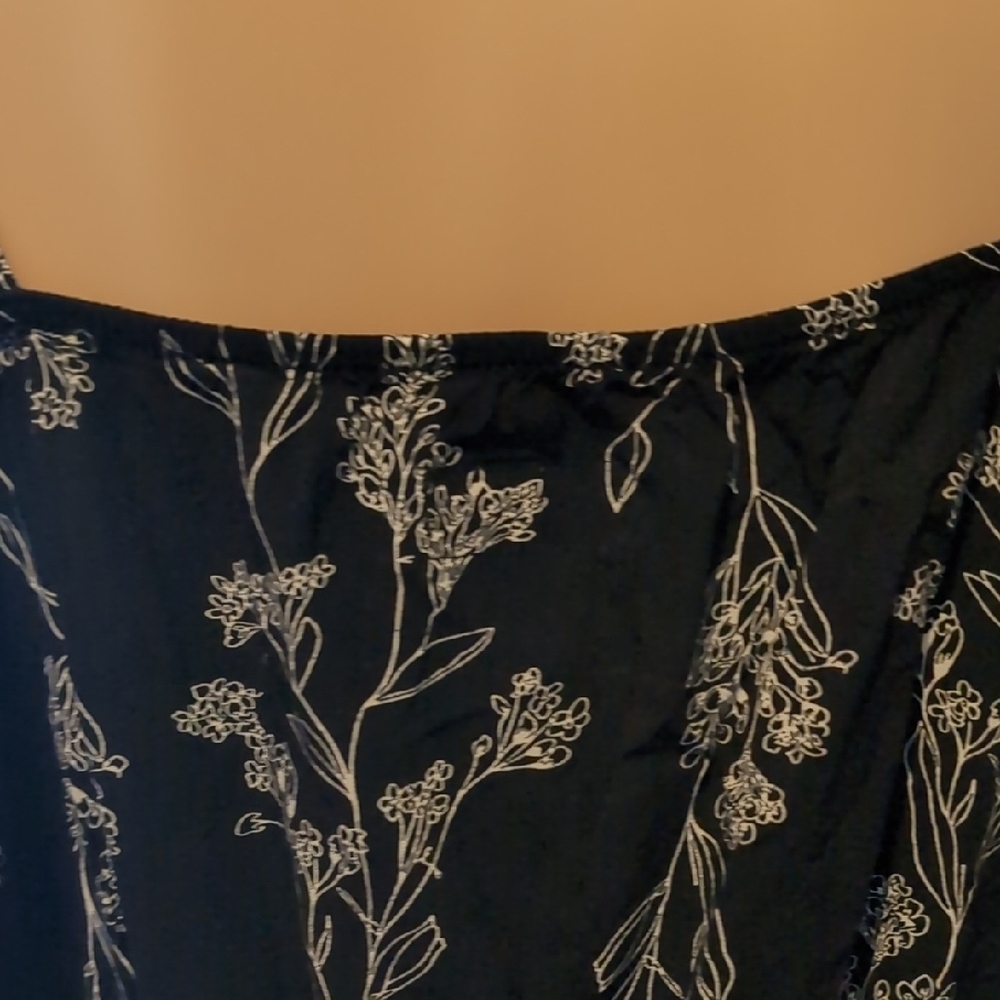 Chic Black Dress with Floral Design - Picture 3 of 9